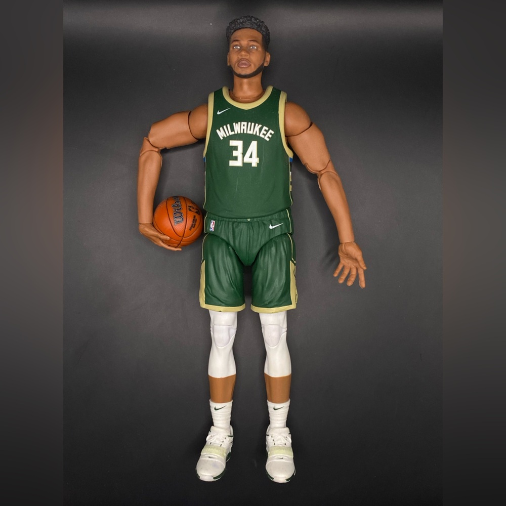 NEW Giannis Antetokounmpo #34 Milwaukee NBA Starting Lineup 2022 Hasbro Series 1